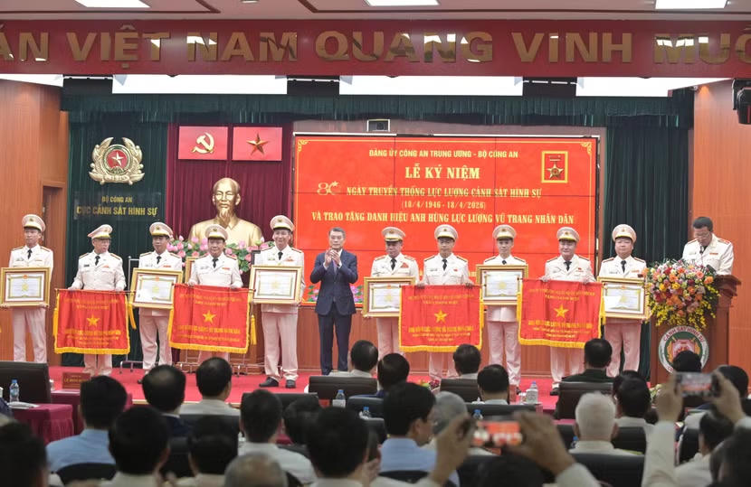 Giám đốc Công an Hà Nội đón nhận danh hiệu Anh hùng Lực lượng vũ trang nhân dân