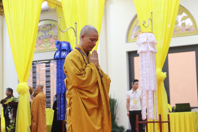 Một nh&agrave; sư th&agrave;nh k&iacute;nh v&aacute;i lạy trước kim quan Trưởng l&atilde;o H&ograve;a thượng, b&agrave;y tỏ l&ograve;ng tri &acirc;n v&agrave; niềm tiếc thương s&acirc;u sắc.