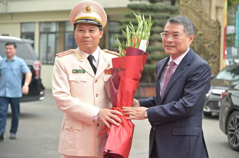 Giám đốc Công an Hà Nội đón nhận danh hiệu Anh hùng Lực lượng vũ trang nhân dân