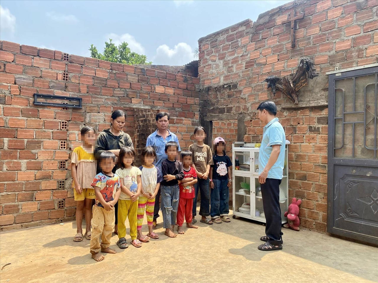 Gia đ&igrave;nh anh A Khương (th&ocirc;n Kon Gu 2, x&atilde; Ngọk R&eacute;o) c&ugrave;ng 8 người con rơi v&agrave;o cảnh kh&oacute; khăn sau khi căn nh&agrave; bị tốc m&aacute;i, phải tạm thời sinh sống trong ng&ocirc;i nh&agrave; chưa ho&agrave;n thiện.