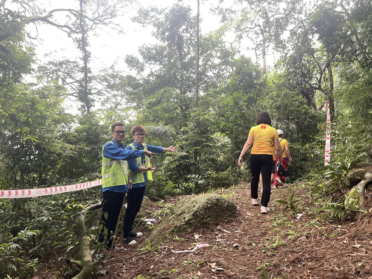 Tuyến đường leo được BTC bố tr&iacute; biển bảng v&agrave; Marker rất d&agrave;y, ngo&agrave;i ra c&aacute;c th&agrave;nh vi&ecirc;n của BTC c&ugrave;ng TNV sẽ hỗ trợ c&aacute;c vận động vi&ecirc;n tr&ecirc;n to&agrave;n tuyến.