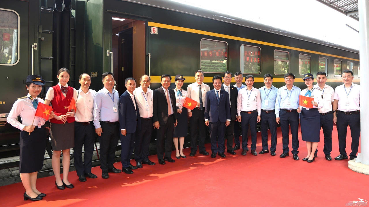 L&atilde;nh đạo Tổng C&ocirc;ng ty Cổ phần vận tải Đường sắt Việt Nam c&ugrave;ng c&aacute;c nh&acirc;n vi&ecirc;n tại ga Đồng Đăng (Lạng Sơn) sẵn s&agrave;ng phục vụ chuy&ecirc;n xa. Ảnh:&nbsp;Tổng c&ocirc;ng ty Đường sắt Việt Nam