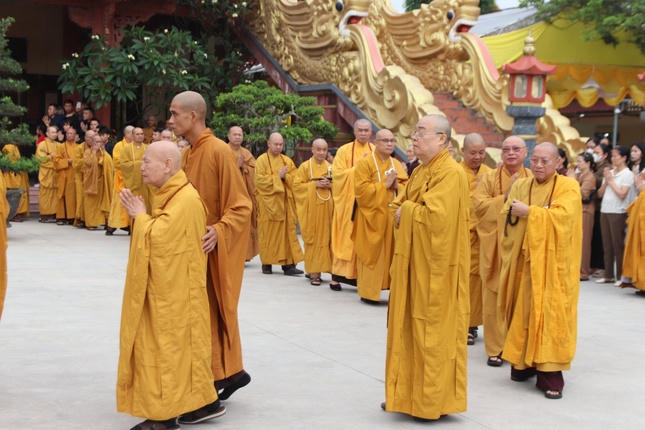 Chủ tịch Hội đồng Trị sự Trưởng l&atilde;o H&ograve;a thượng Th&iacute;ch Thiện Nhơn  đến d&acirc;ng hương tiễn biệt bậc cao tăng.