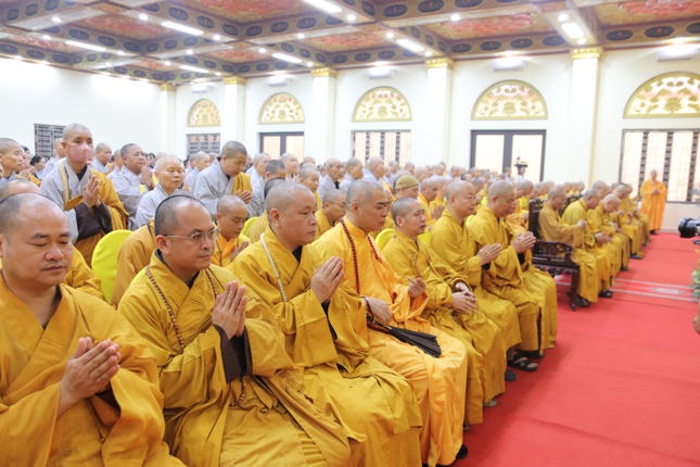 Chư tăng ni, Phật tử nhất t&acirc;m cầu nguyện.