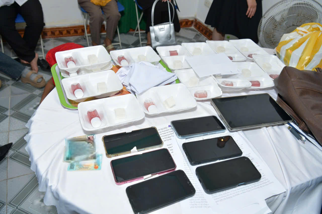 Tang vật, t&agrave;i liệu li&ecirc;n quan đến hoạt động của nh&oacute;m &ldquo;Hội th&aacute;nh của Đức Ch&uacute;a Trời Mẹ&rdquo; bị lực lượng chức năng thu giữ.