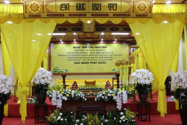 Kim quan Trưởng l&atilde;o H&ograve;a thượng được an tr&iacute; tại Gi&aacute;c linh đường ch&ugrave;a Th&aacute;nh Long.