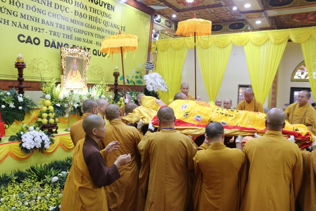 Cung thỉnh nhục th&acirc;n Trưởng l&atilde;o H&ograve;a thượng t&acirc;n vi&ecirc;n tịch nhập kim quan. (Ảnh: giacngo.vn)