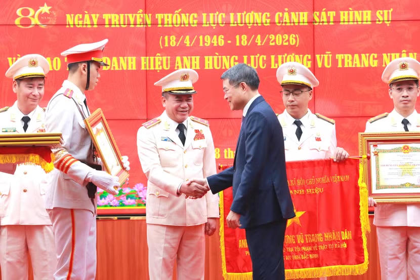 Thủ tướng L&ecirc; Minh Hưng ch&uacute;c mừng Trung tướng Nguyễn Thanh T&ugrave;ng, Gi&aacute;m đốc CATP vinh dự nhận danh hiệu Anh h&ugrave;ng Lực lượng vũ trang nh&acirc;n d&acirc;n. (Ảnh: ANTD.VN)