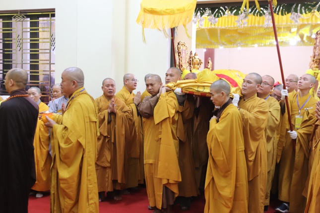 Cung thỉnh nhục th&acirc;n Trưởng l&atilde;o H&ograve;a thượng t&acirc;n vi&ecirc;n tịch nhập kim quan.