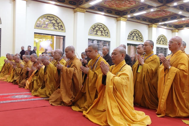 M&ocirc;n đồ ph&aacute;p quyến đảnh lễ thọ tang. (Ảnh: giacngo.vn)