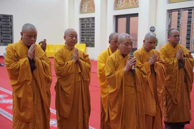 Chư t&ocirc;n đức Hội đồng Trị sự đảnh lễ Gi&aacute;c linh Trưởng l&atilde;o H&ograve;a thượng. (Ảnh: giacngo.vn)