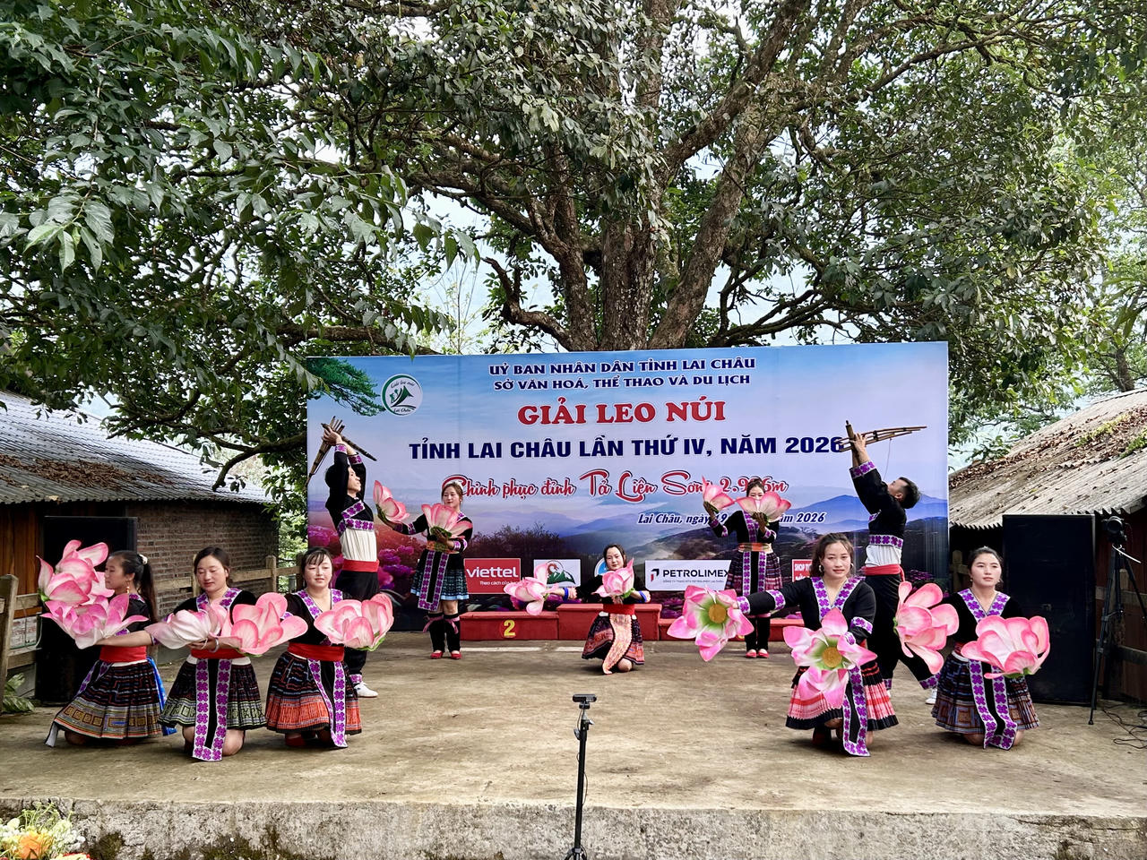 Chương tr&igrave;nh văn nghệ tại buổi lễ.