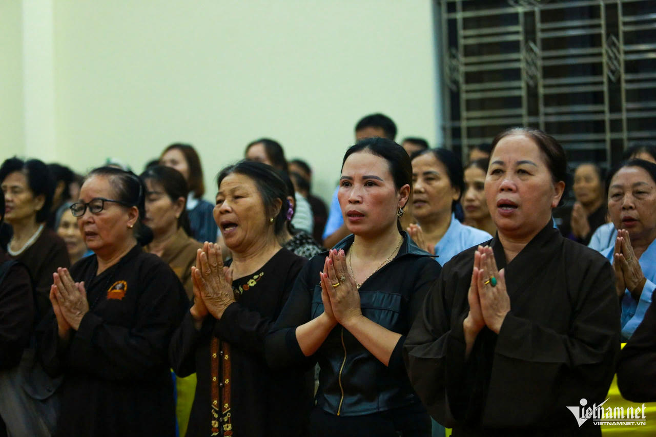 Đ&ocirc;ng đảo Phật tử v&agrave; nh&acirc;n d&acirc;n địa phương đến d&acirc;ng hương tiễn biệt bậc cao tăng.