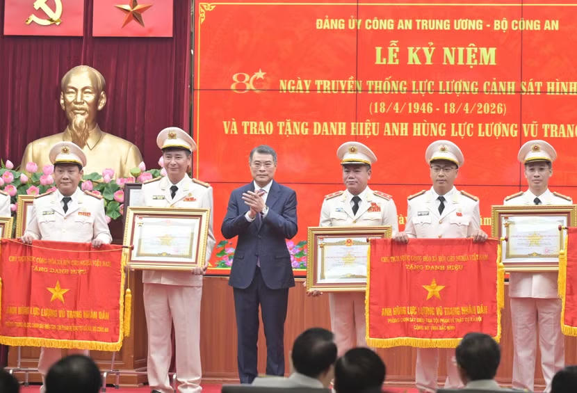 Giám đốc Công an Hà Nội đón nhận danh hiệu Anh hùng Lực lượng vũ trang nhân dân