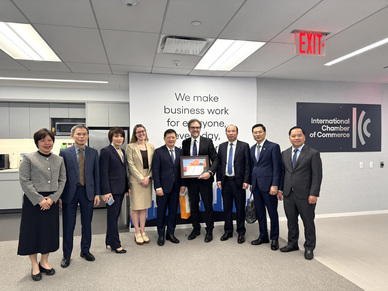 Đo&agrave;n l&agrave;m việc với T&ograve;a &aacute;n trọng t&agrave;i quốc tế New York