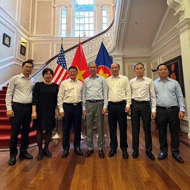 Đo&agrave;n l&agrave;m việc với Đại sứ qu&aacute;n Việt Nam tại Hoa Kỳ