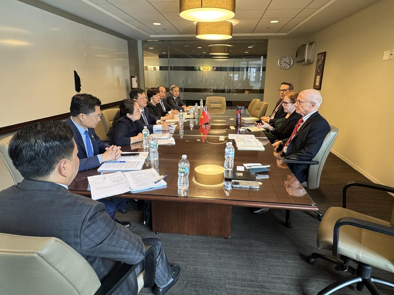 Đo&agrave;n l&agrave;m việc với Hiệp hội Luật sư Hoa Kỳ