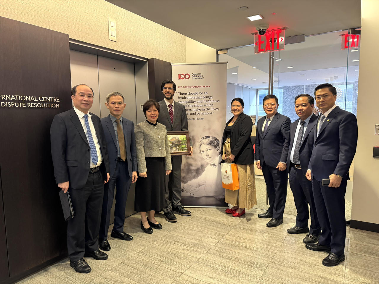 Đo&agrave;n l&agrave;m việc với Hiệp hội Trọng t&agrave;i vi&ecirc;n Hoa Kỳ