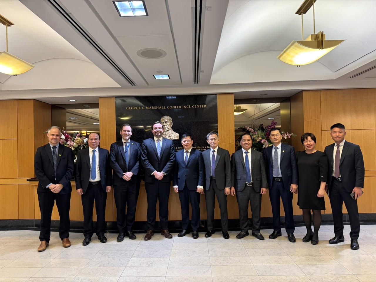 Trợ l&yacute; Thứ trưởng Bộ Ngoại giao Hoa Kỳ David Bedard l&agrave;m việc với Đo&agrave;n c&ocirc;ng t&aacute;c