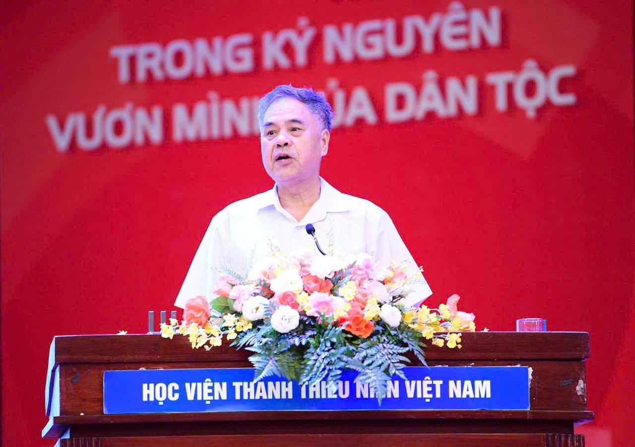 PGS.TS. Nguyễn Viết Th&ocirc;ng, nguy&ecirc;n Tổng Thư k&yacute; Hội đồng L&yacute; luận Trung ương truyền đạt chuy&ecirc;n đề Những nội dung cốt l&otilde;i v&agrave; điểm mới nổi bật trong c&aacute;c văn kiện Đại hội XIV của Đảng.