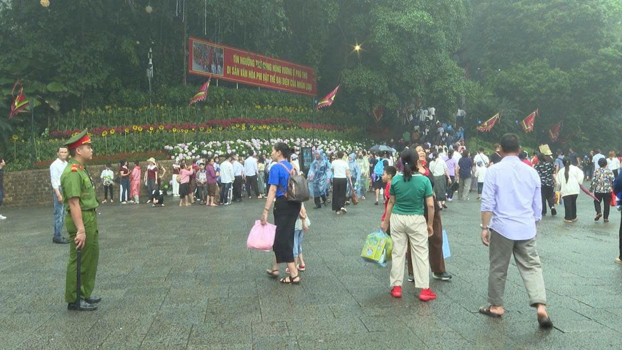 Mưa chưa dứt nhưng d&ograve;ng người vẫn nối d&agrave;i, chậm r&atilde;i tiến về c&aacute;c đền tr&ecirc;n n&uacute;i.&nbsp;Ảnh: C&ocirc;ng an tỉnh Ph&uacute; Thọ