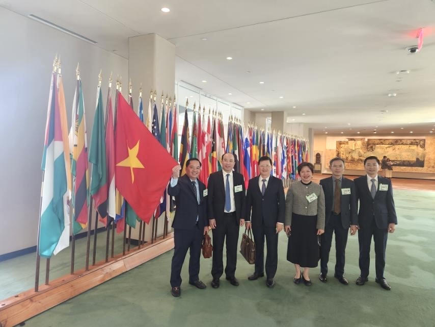 Đo&agrave;n tới thăm trụ sở Li&ecirc;n hợp quốc tại New York