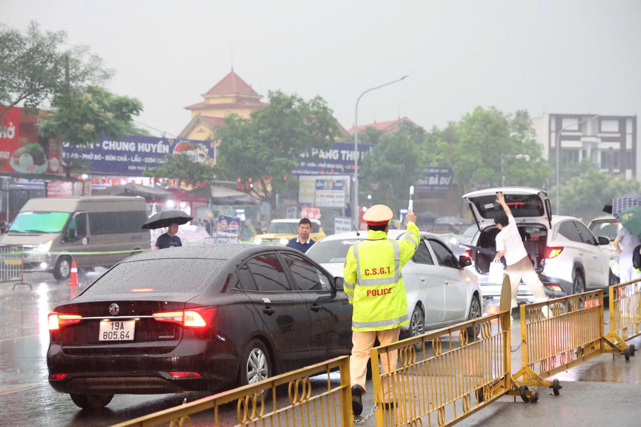 D&ugrave; lượng người v&agrave; phương tiện tăng cao so với những ng&agrave;y trước, t&igrave;nh trạng giao th&ocirc;ng v&agrave; trật tự vẫn được kiểm so&aacute;t tốt.Ảnh: C&ocirc;ng an tỉnh Ph&uacute; Thọ