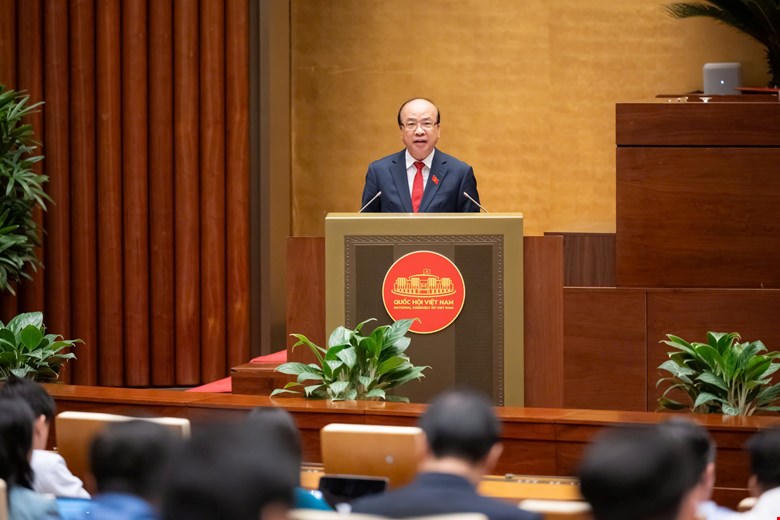 Chủ nhiệm Ủy ban Ph&aacute;p luật v&agrave; Tư ph&aacute;p Phan Ch&iacute; Hiếu tr&igrave;nh b&agrave;y b&aacute;o c&aacute;o thẩm tra tại phi&ecirc;n họp. Ảnh: Quochoi.vn