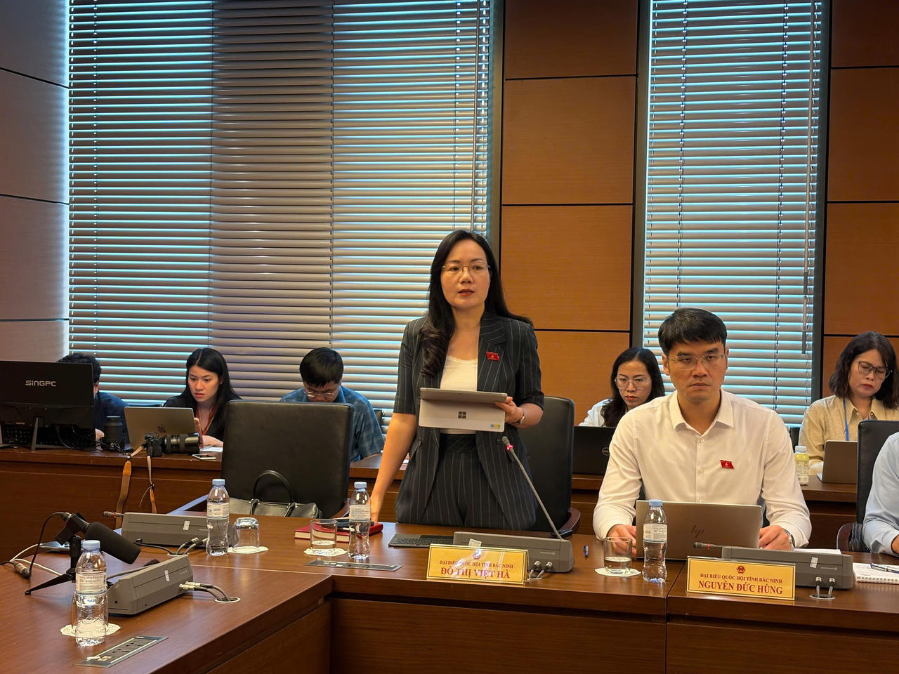 Đại biểu Đỗ Thị Việt H&agrave; ph&aacute;t biểu tại phi&ecirc;n họp.