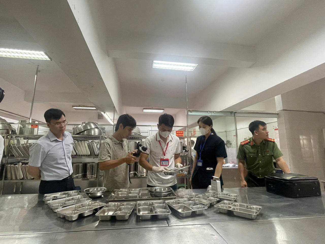 Đo&agrave;n kiểm tra tiến h&agrave;nh test nhanh khay ăn, dụng cụ phục vụ bữa ăn học đường tại Trường THCS Nghĩa T&acirc;n.