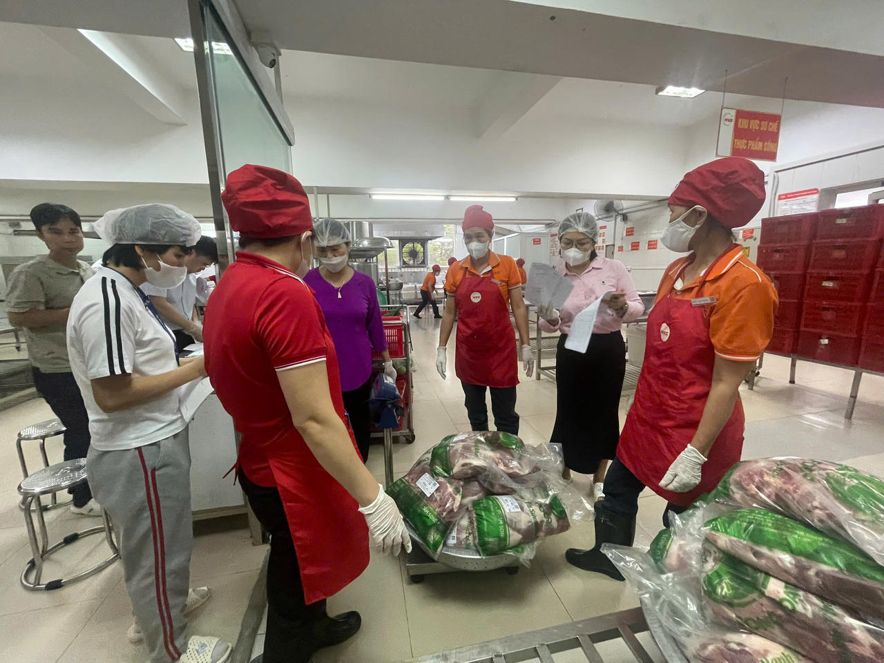 C&aacute;c th&agrave;nh vi&ecirc;n đo&agrave;n li&ecirc;n ng&agrave;nh kiểm tra hồ sơ ph&aacute;p l&yacute;, điều kiện vệ sinh v&agrave; quy tr&igrave;nh tổ chức bếp ăn tập thể tại trường học.