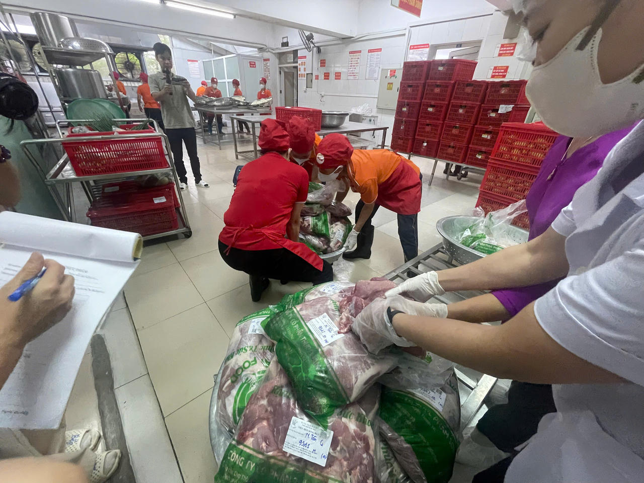 Kiểm tra thực tế nguy&ecirc;n liệu thực phẩm tươi sống tại khu sơ chế nhằm đ&aacute;nh gi&aacute; chất lượng, điều kiện bảo quản v&agrave; nguồn gốc đầu v&agrave;o.