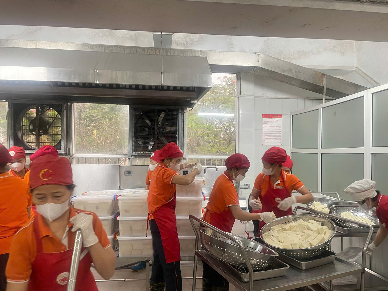 Hoạt động sơ chế thực phẩm tại khu bếp được gi&aacute;m s&aacute;t trực tiếp trong đợt kiểm tra đột xuất s&aacute;ng 20/4.