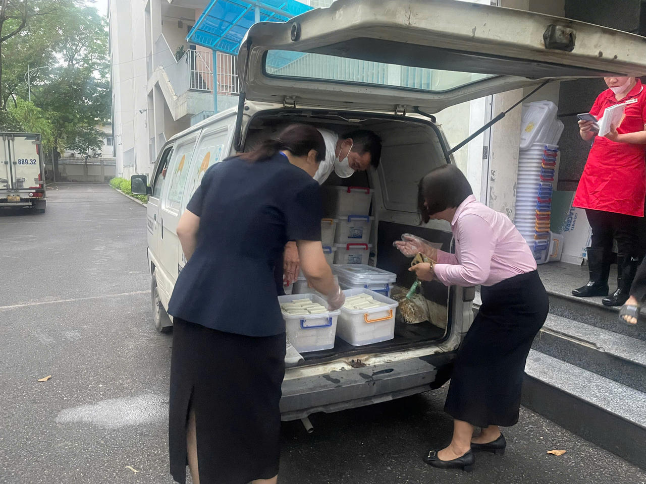 Đo&agrave;n kiểm tra an to&agrave;n thực phẩm của phường Nghĩa Đ&ocirc; kiểm tra việc giao nhận thực phẩm đầu v&agrave;o tại Trường THCS Nghĩa T&acirc;n từ s&aacute;ng sớm.