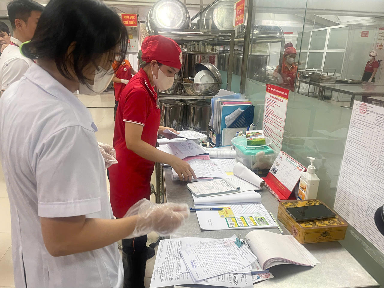 Siết chặt an to&agrave;n thực phẩm học đường: Đột xuất kiểm tra bếp ăn Trường THCS Nghĩa T&acirc;n từ rạng s&aacute;ng