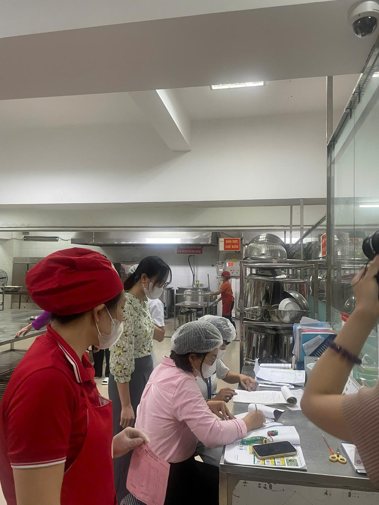 Lực lượng chức năng đối chiếu hồ sơ, sổ s&aacute;ch, biểu mẫu kiểm thực v&agrave; c&aacute;c t&agrave;i liệu li&ecirc;n quan trong qu&aacute; tr&igrave;nh kiểm tra đột xuất bếp ăn nh&agrave; trường.