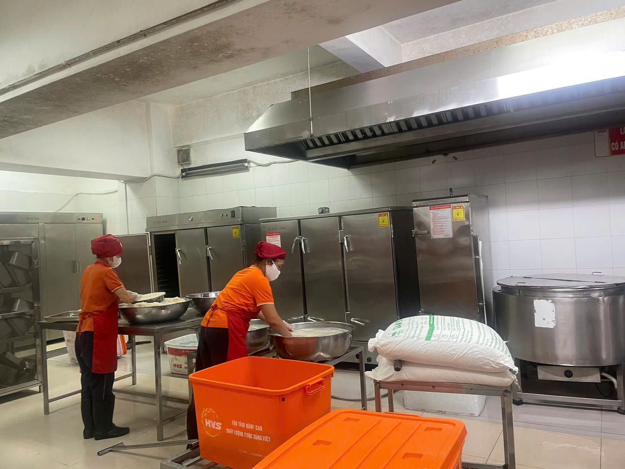 Siết chặt an to&agrave;n thực phẩm học đường: Đột xuất kiểm tra bếp ăn Trường THCS Nghĩa T&acirc;n từ rạng s&aacute;ng