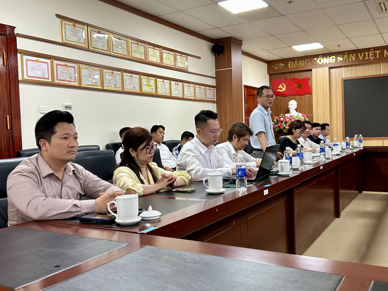 Đo&agrave;n c&ocirc;ng t&aacute;c B&aacute;o Ph&aacute;p luật Việt Nam.