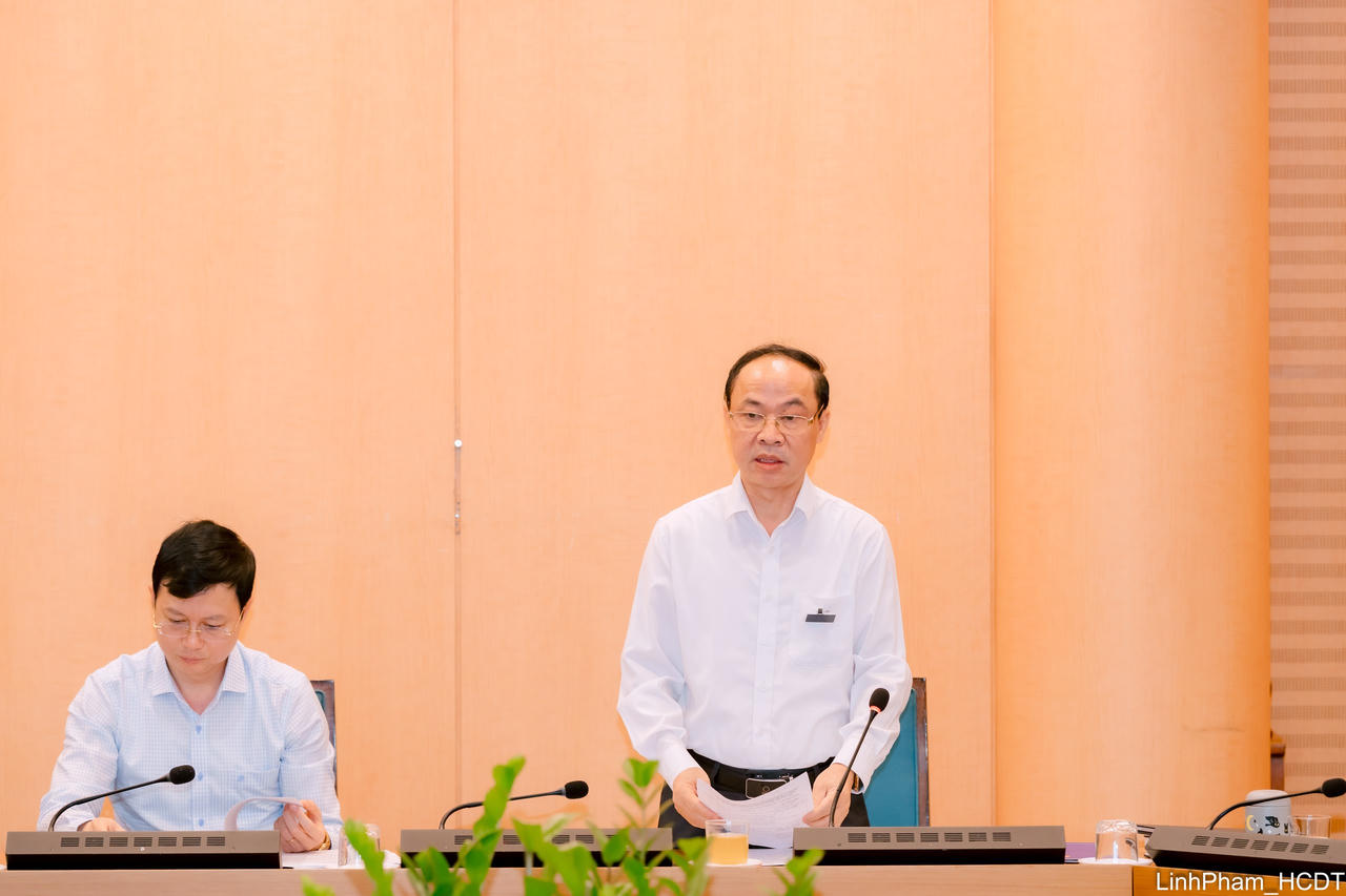 Ph&oacute; Gi&aacute;m đốc Sở Gi&aacute;o dục v&agrave; Đ&agrave;o tạo H&agrave; Nội Nguyễn Quang Tuấn b&aacute;o c&aacute;o tại cuộc họp.