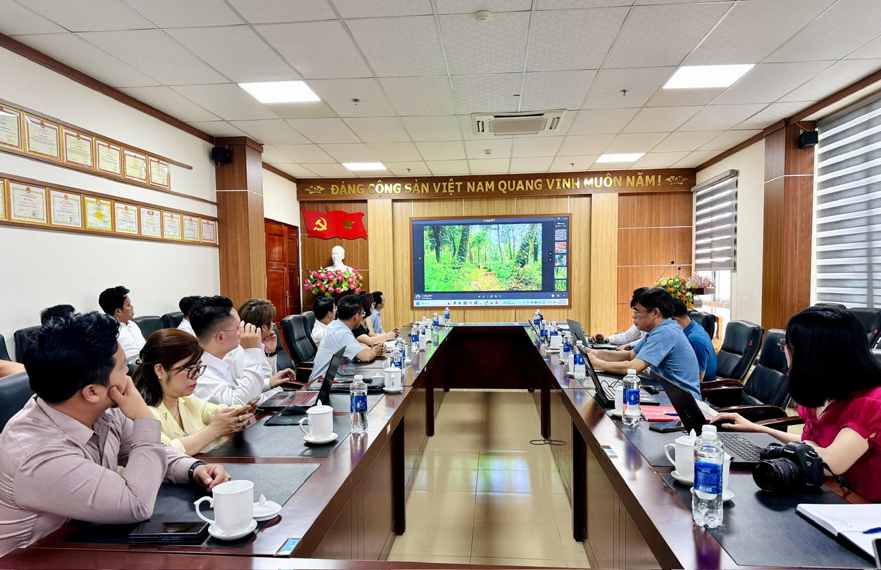 Quang cảnh buổi l&agrave;m việc.