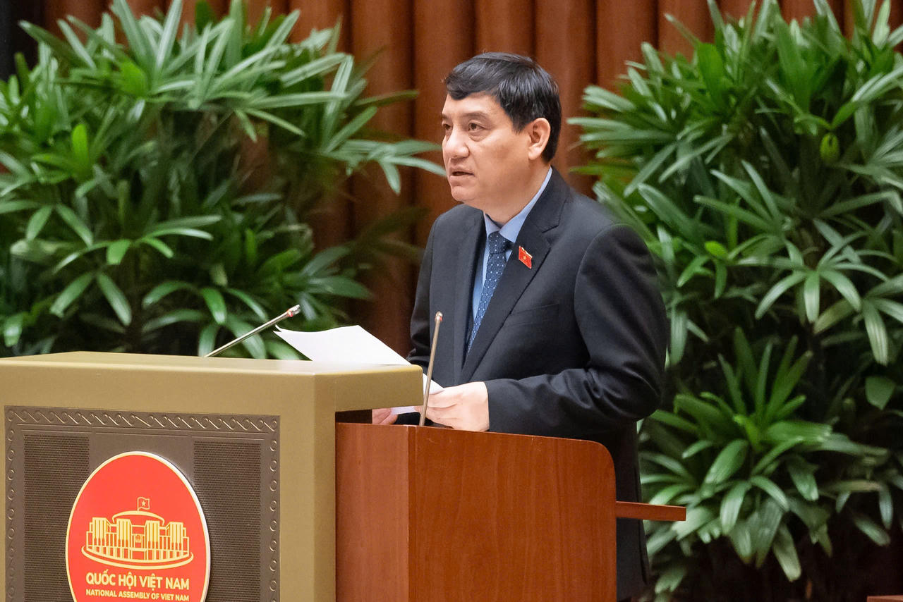 Chủ nhiệm Ủy ban Văn h&oacute;a v&agrave; X&atilde; hội Nguyễn Đắc Vinh tr&igrave;nh b&agrave;y b&aacute;o c&aacute;o thẩm tra tại phi&ecirc;n họp.