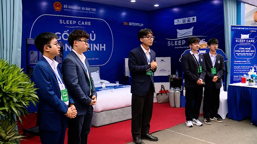 Nh&oacute;m dự &aacute;n giới thiệu c&aacute;c t&iacute;nh năng của sản phẩm dự thi tại ng&agrave;y hội.