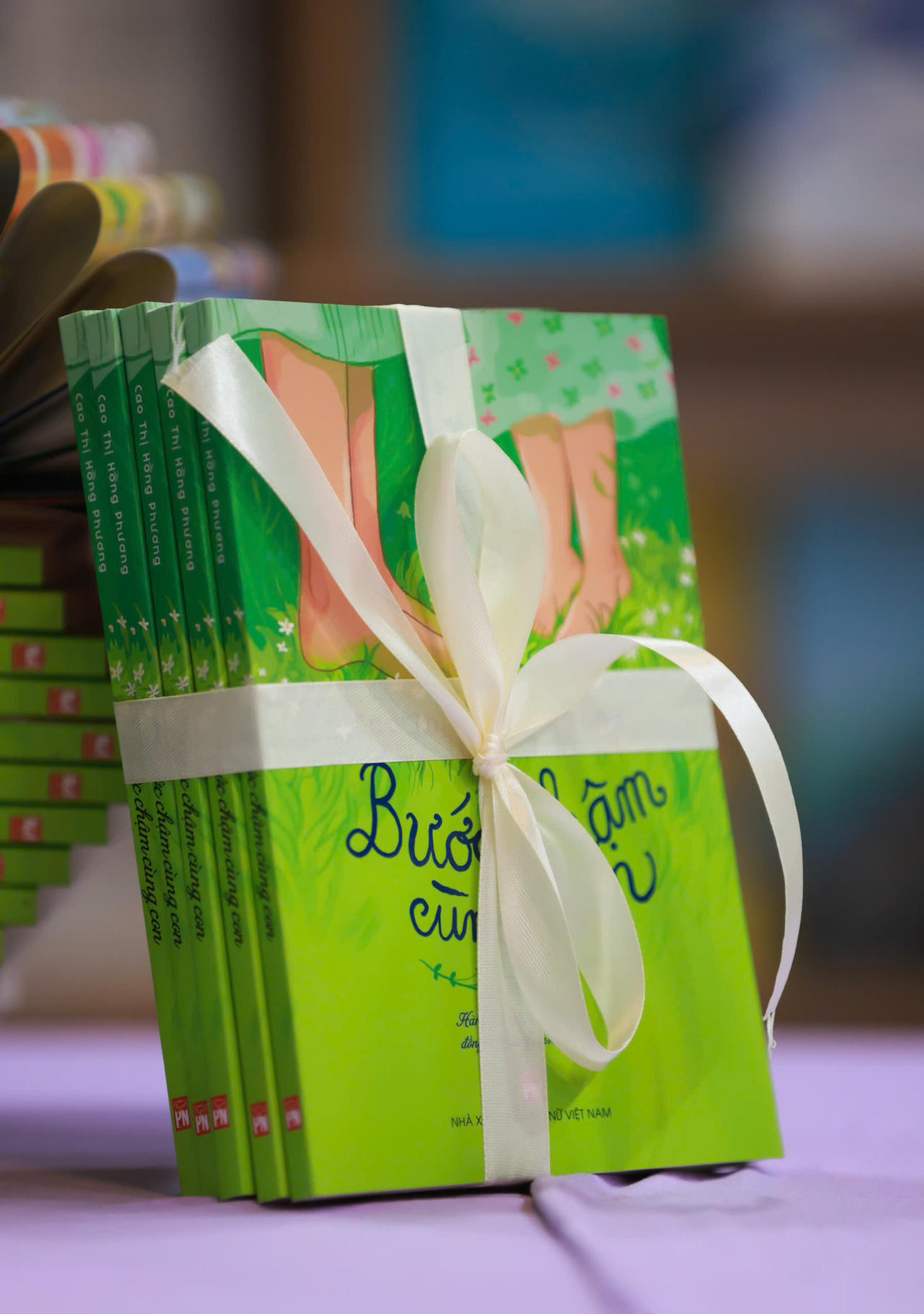 'Bước chậm c&ugrave;ng con': H&agrave;nh tr&igrave;nh x&uacute;c động của người mẹ c&oacute; con m&atilde;i l&agrave; em b&eacute;