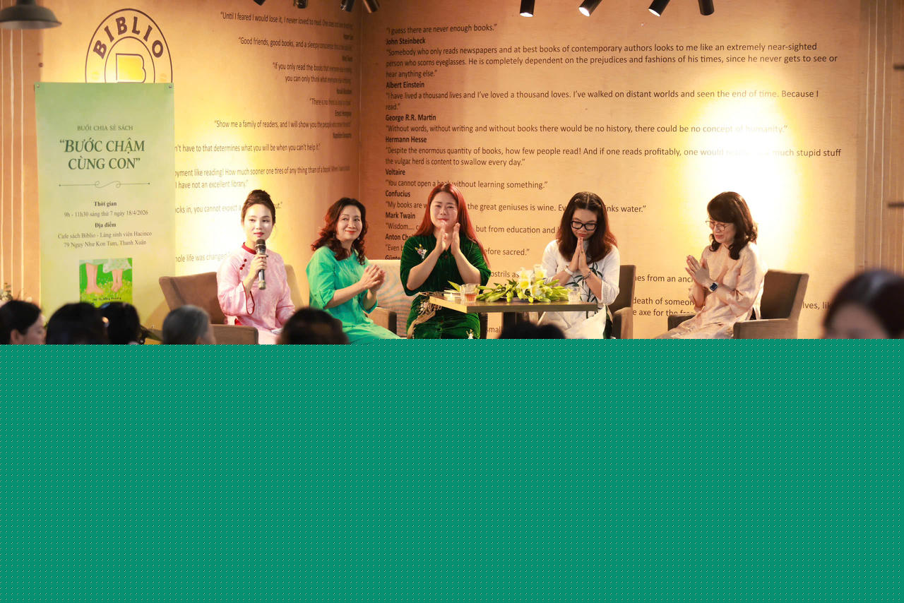 Gi&acirc;y ph&uacute;t x&uacute;c động trong buổi ra mắt cuốn s&aacute;ch Bước chậm c&ugrave;ng con.