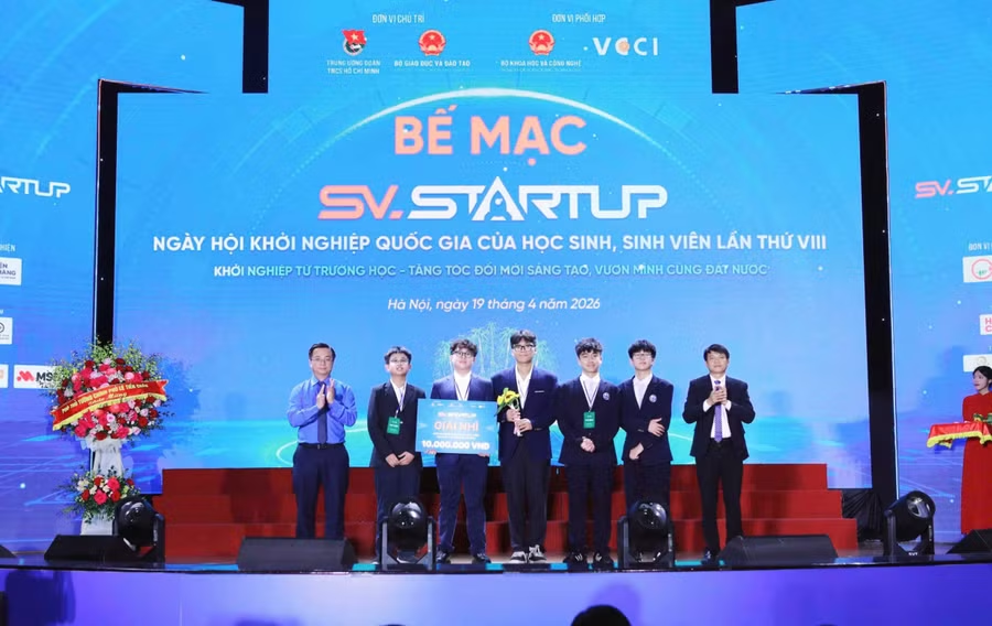 Ban tổ chức trao giải Nh&igrave; của cuộc thi cho dự &aacute;n SLEEP CARE - Gối ngủ th&ocirc;ng minh.