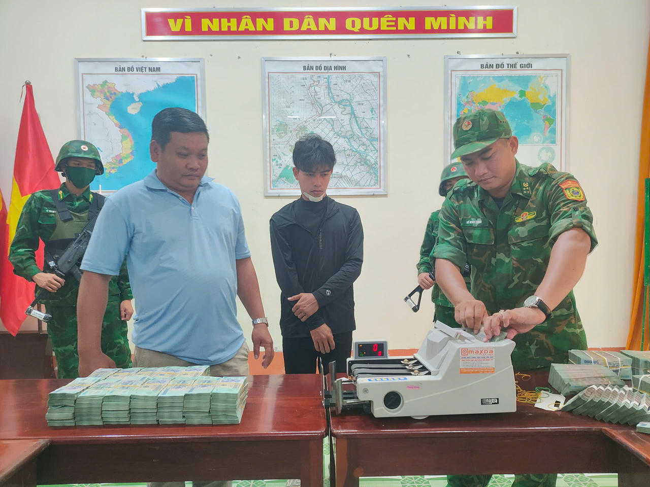 Lực lượng Bi&ecirc;n ph&ograve;ng bắt giữ đối tượng Nguyễn Văn Ch&acirc;u v&agrave; tang vật.