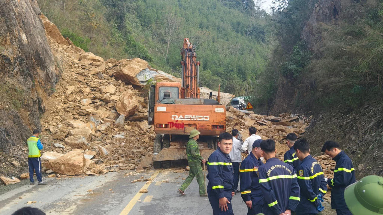 Khối lượng lớn đất đ&aacute; từ sườn n&uacute;i bất ngờ tr&agrave;n xuống Quốc lộ 6, g&acirc;y chia cắt giao th&ocirc;ng qua khu vực đ&egrave;o. Ảnh: C&ocirc;ng an tỉnh Ph&uacute; Thọ&amp;amp;nbsp;