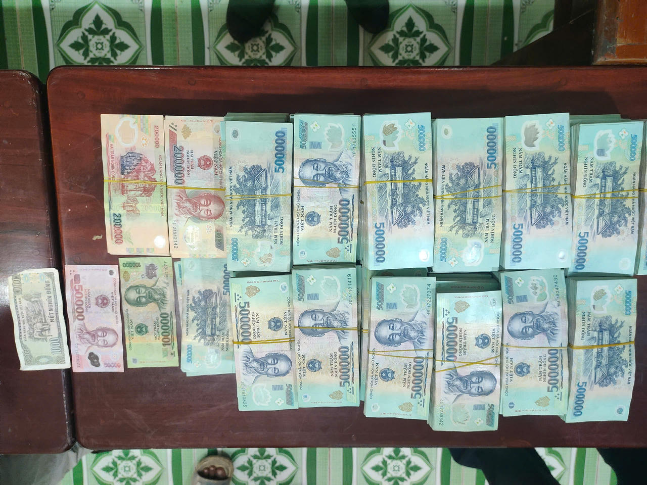 Lượng lớn tiền mặt được thu giữ.