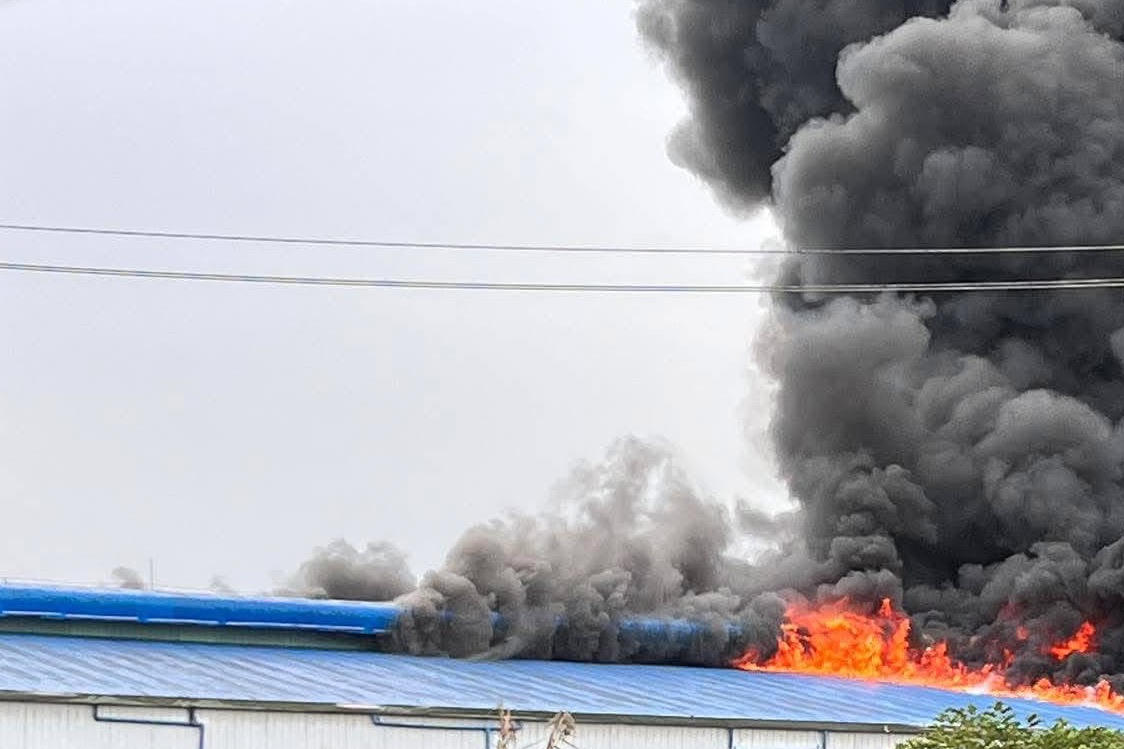 To&agrave;n bộ khu vực nh&agrave; xưởng bị lửa ch&aacute;y lan trong thời gian ngắn