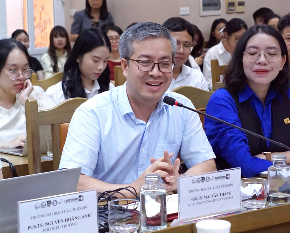 PGS.TS Mai Văn Thắng ph&aacute;t biểu tại tọa đ&agrave;m.